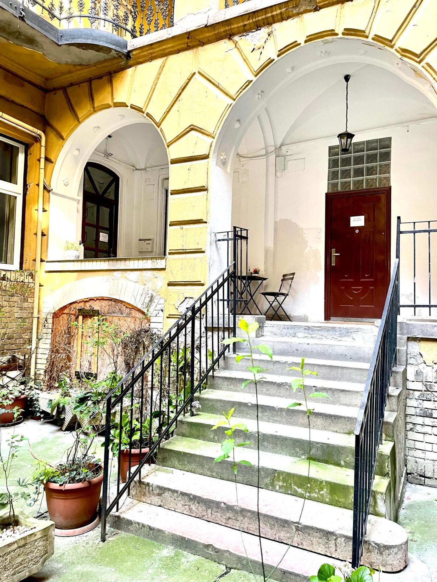 Small Cosy Apartment Near The Famous Westend City Center Budapest Exterior photo