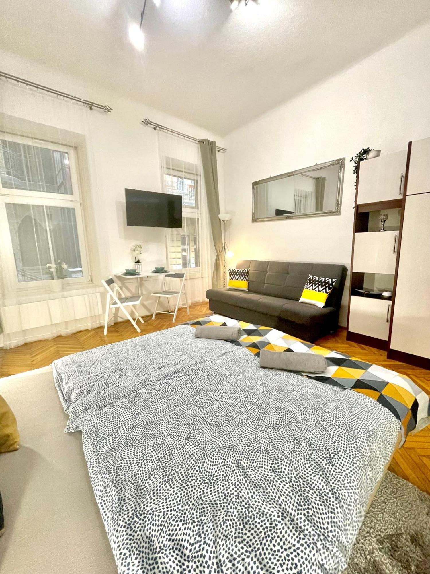Small Cosy Apartment Near The Famous Westend City Center Budapest Exterior photo