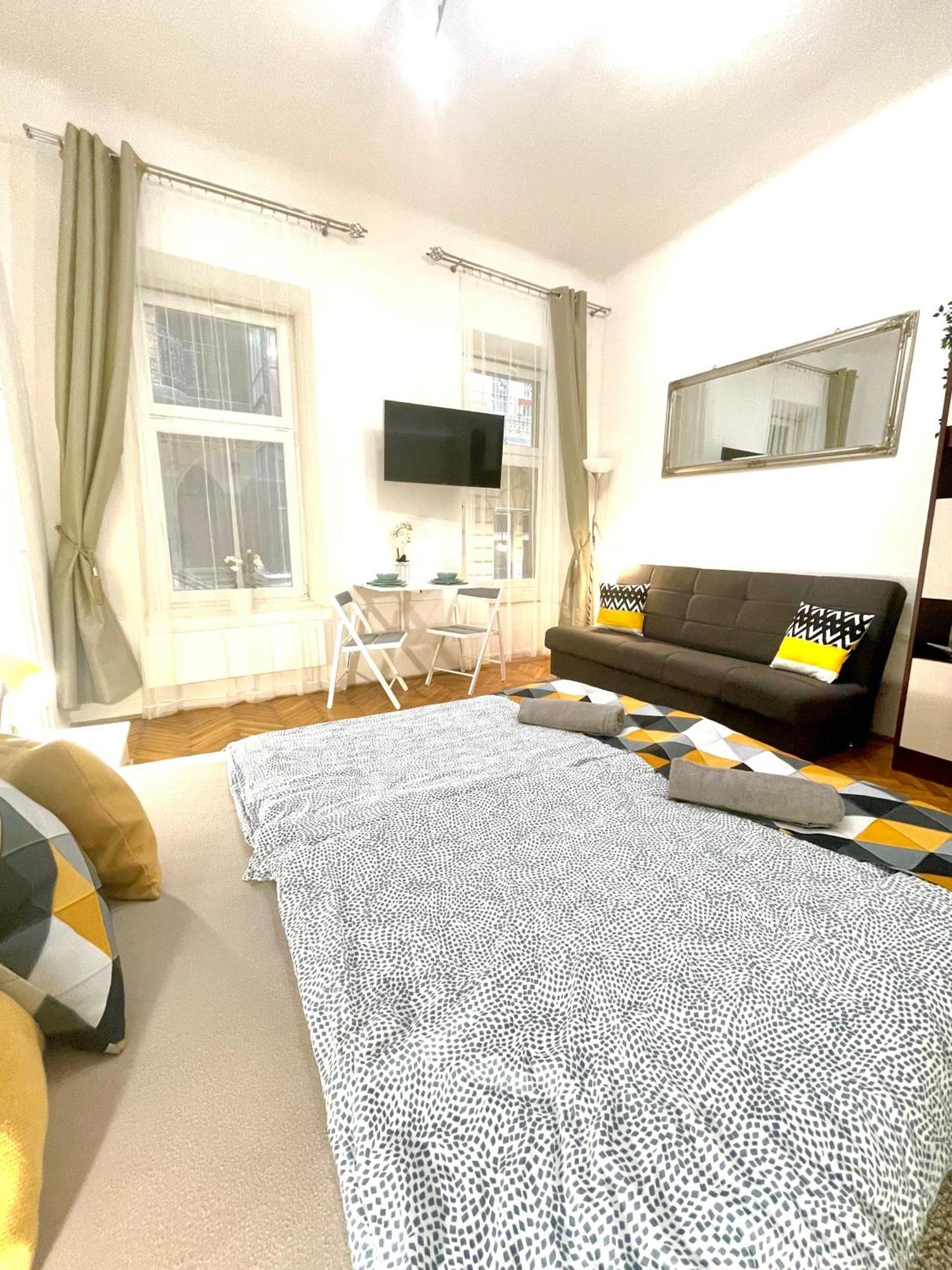 Small Cosy Apartment Near The Famous Westend City Center Budapest Exterior photo