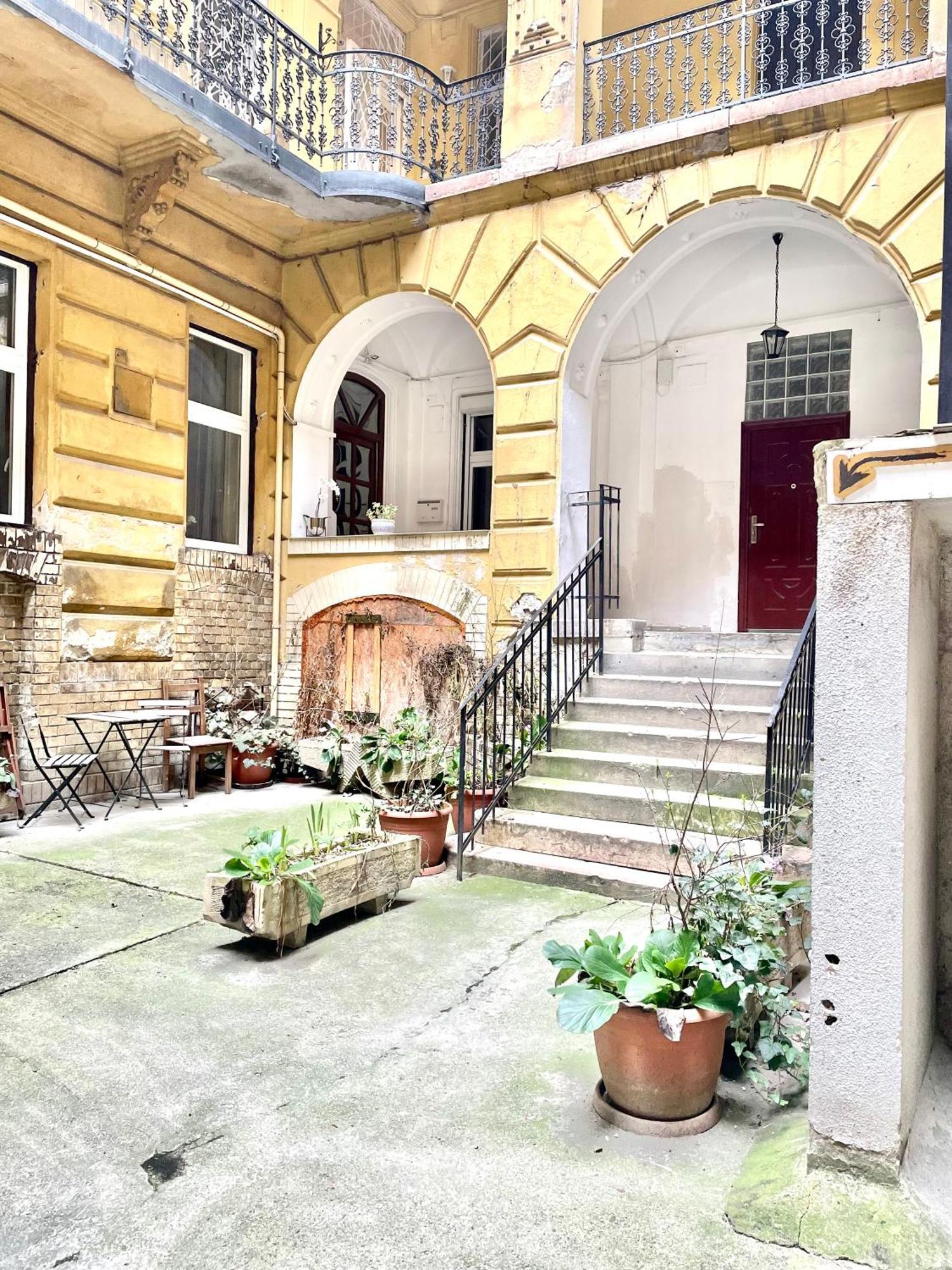Small Cosy Apartment Near The Famous Westend City Center Budapest Exterior photo
